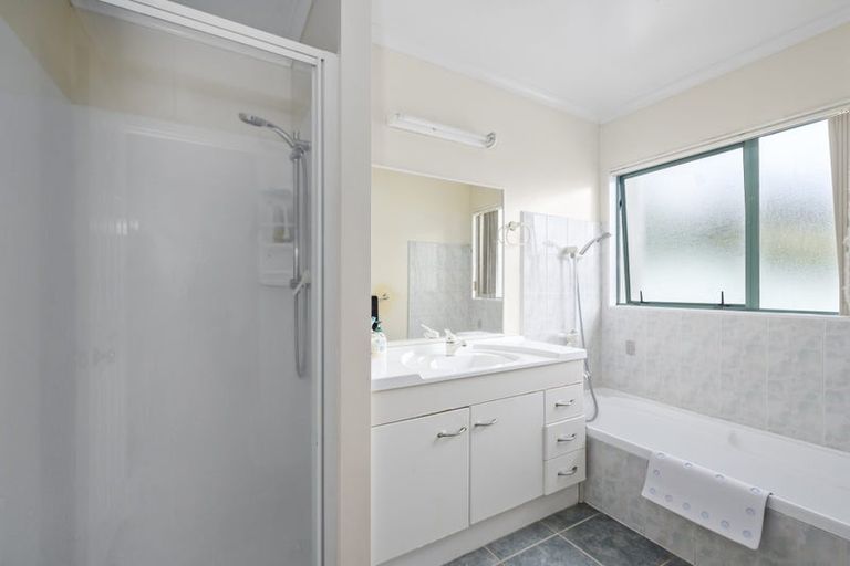 Photo of property in 30 Capricorn Place, Kawaha Point, Rotorua, 3010