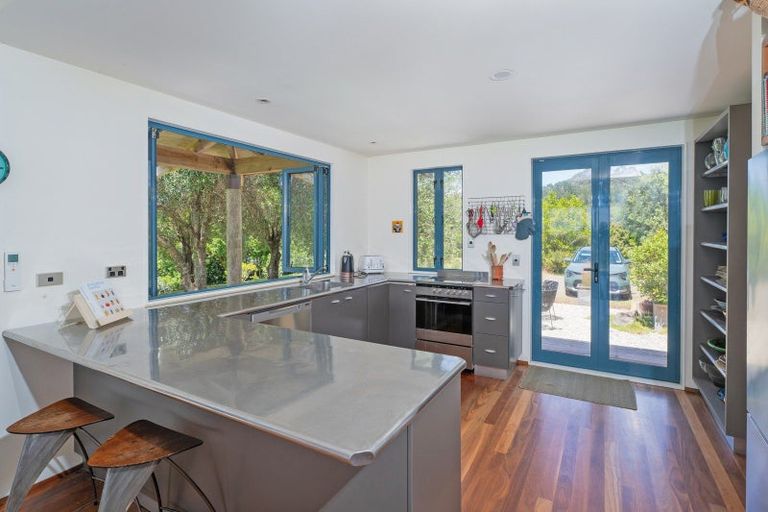 Photo of property in 92 Hahei Beach Road, Hahei, Whitianga, 3591