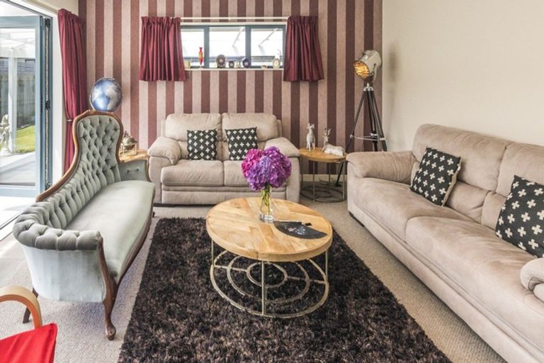 Photo of property in 29 Chestnut Close, Kelvin Grove, Palmerston North, 4414