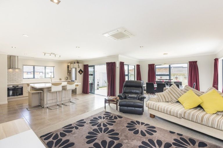 Photo of property in 29 Chestnut Close, Kelvin Grove, Palmerston North, 4414