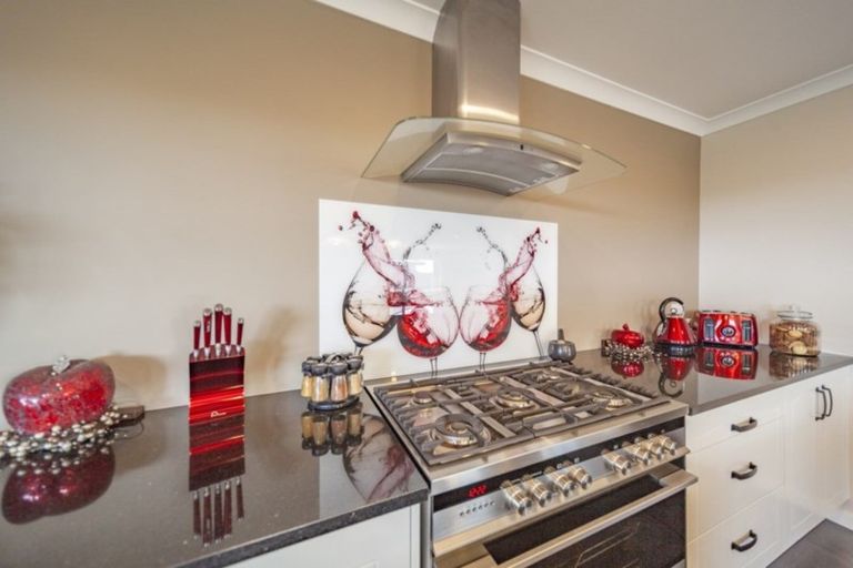 Photo of property in 15 Aspiring Drive, Poraiti, Napier, 4112