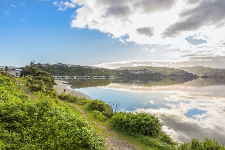 Photo of property in 12 Mana Esplanade, Paremata, Porirua, 5026