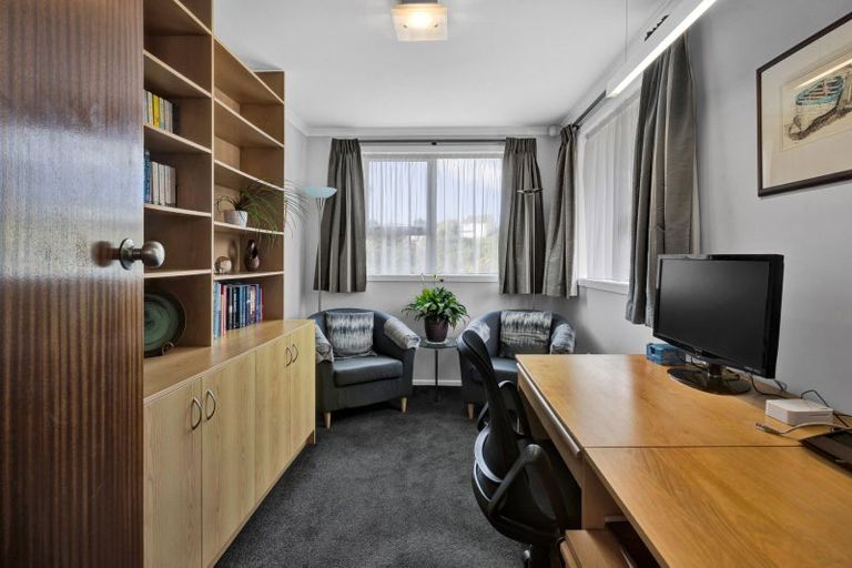 Photo of property in 42 Seaview Road, Marfell, New Plymouth, 4310