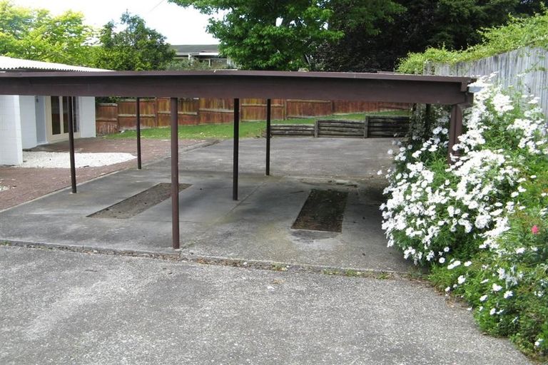 Photo of property in 2/135 Glenfield Road, Hillcrest, Auckland, 0626