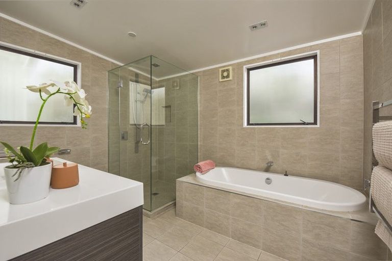 Photo of property in 2/24 Colonial Road, Birkenhead, Auckland, 0626