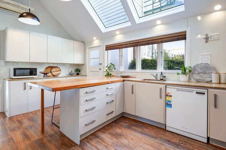 Photo of property in 15 Selwyn Terrace, Thorndon, Wellington, 6011