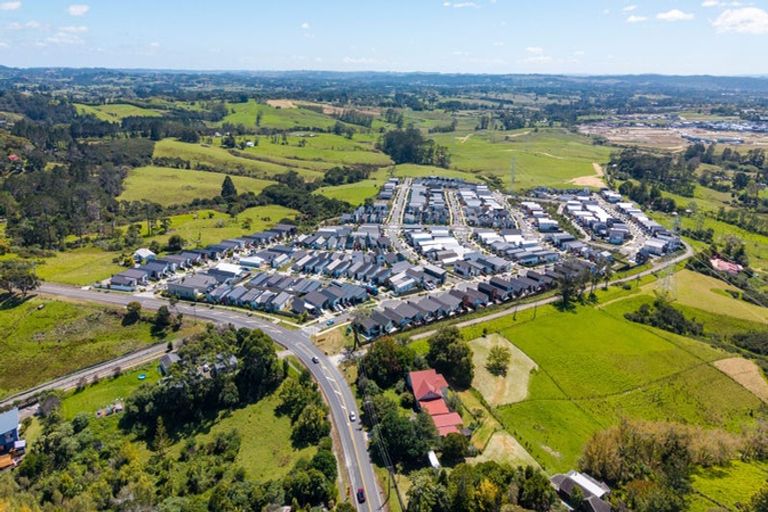 Photo of property in 33 Red Hills Road, Massey, Auckland, 0614