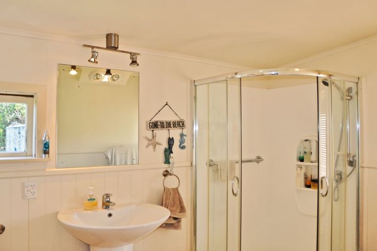 Photo of property in 11 Penguin Street, Leigh, 0985