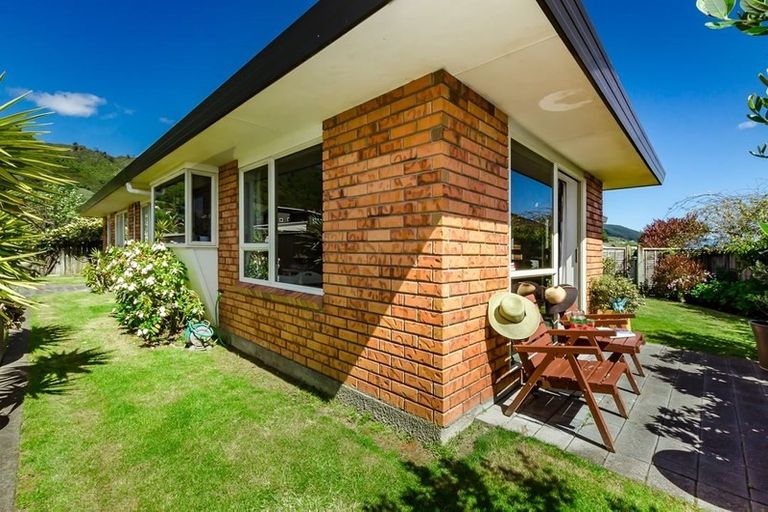 Photo of property in 8 Balmerino Grove, Waikanae, 5036