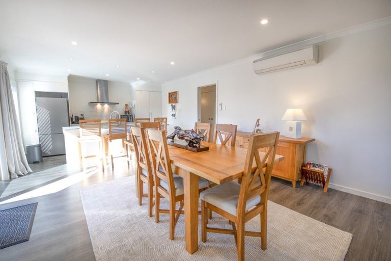 Photo of property in 2 Gregory Grove, Clive, 4102