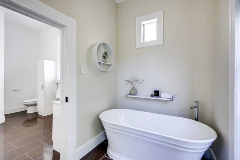 Photo of property in 12 Hadfield Terrace, Bluff Hill, Napier, 4110