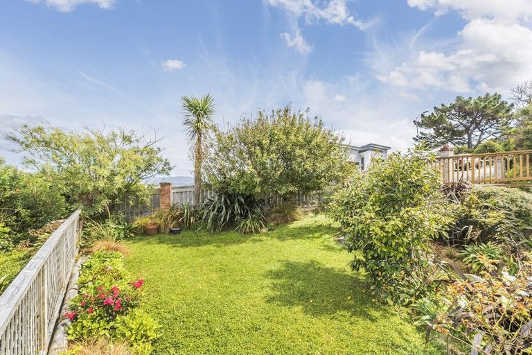 Photo of property in 156 Nevay Road, Karaka Bays, Wellington, 6022