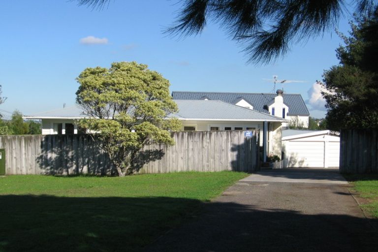 Photo of property in 1/414 East Coast Road, Sunnynook, Auckland, 0630