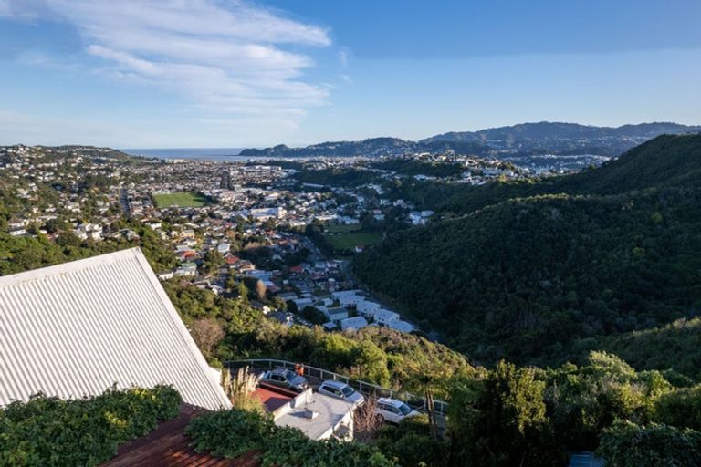 Photo of property in 174 Nevay Road, Karaka Bays, Wellington, 6022