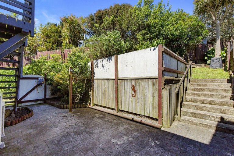 Photo of property in 52 Colchester Crescent, Newlands, Wellington, 6037