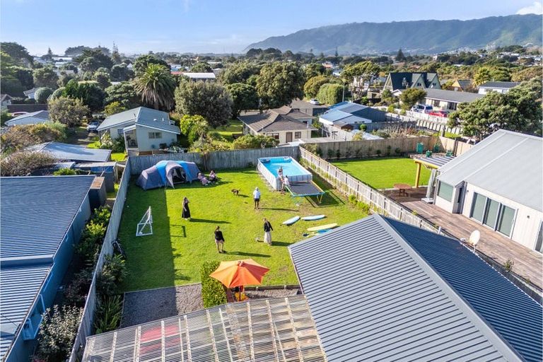 Photo of property in 7 Eruini Street, Waikanae Beach, Waikanae, 5036