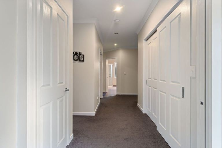 Photo of property in 37 La Lena Grove, Fitzherbert, Palmerston North, 4410