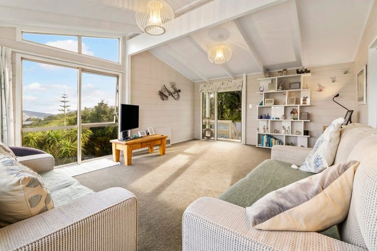 Photo of property in 87 Burgess Road, Newlands, Wellington, 6037