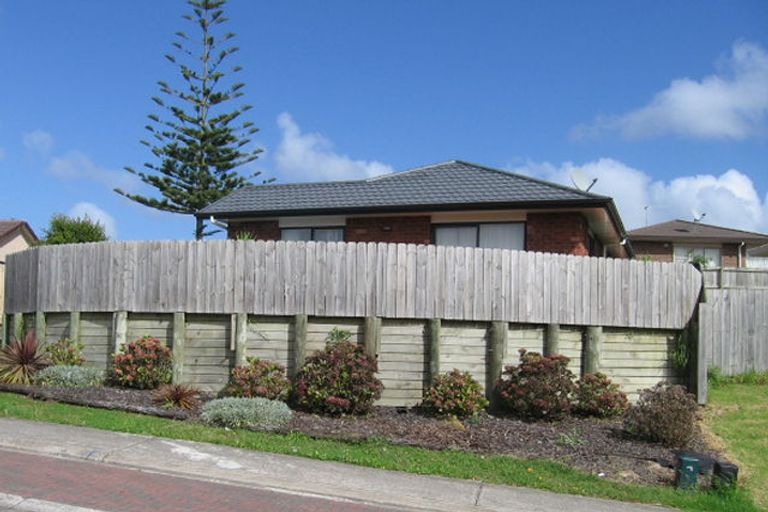 Photo of property in 30 Zefiro Drive, Massey, Auckland, 0614