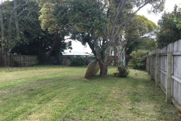Photo of property in 15 Albert Road, Kelston, Auckland, 0602