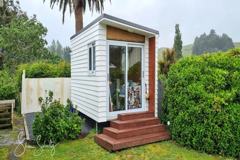 Photo of property in 10 Franklin Road, Paparoa, 0571