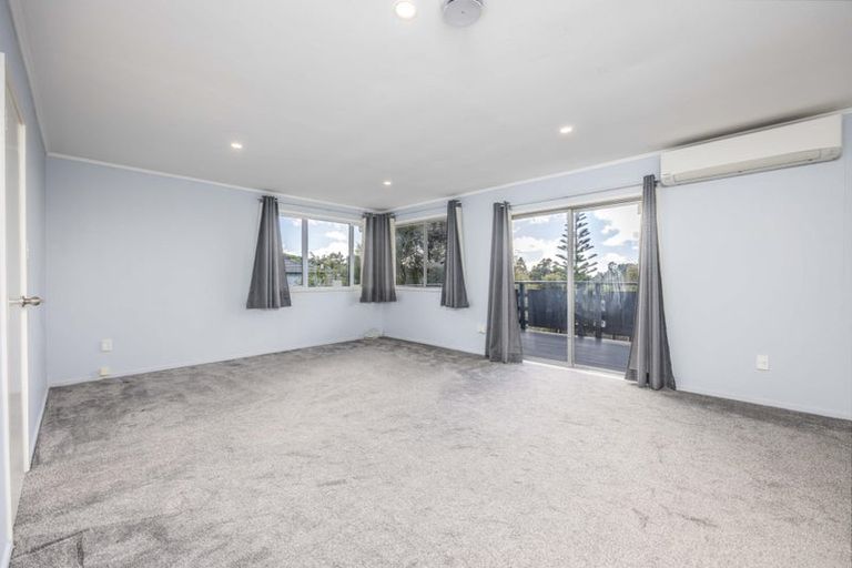 Photo of property in 38 Staincross Street, Green Bay, Auckland, 0604
