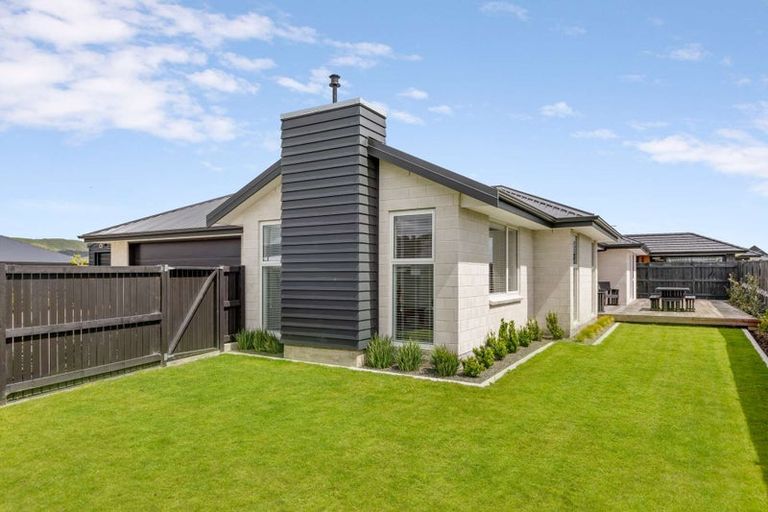 Photo of property in 1 Corsica Court, Fitzherbert, Palmerston North, 4410