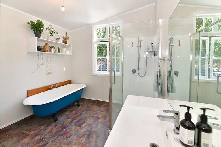 Photo of property in 1 Garfield Road, Helensville, 0800