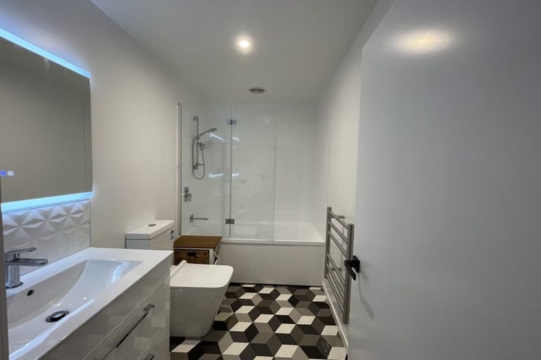 Photo of property in 6 Cessna Way, Newlands, Wellington, 6037