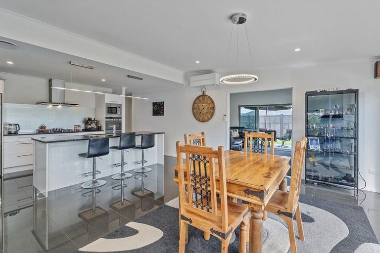 Photo of property in 18 Roseberry Place, Whitianga, 3510