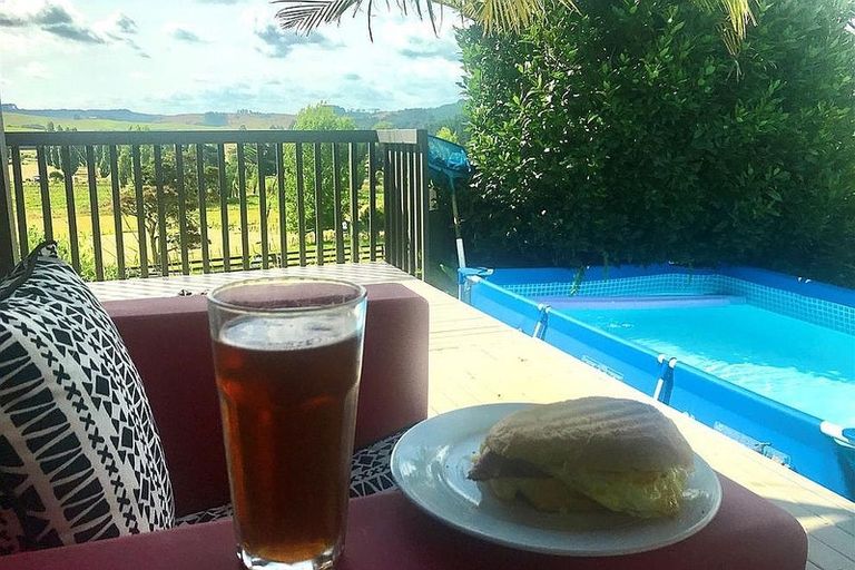 Photo of property in 28 Matakohe Road East, Matakohe, 0593