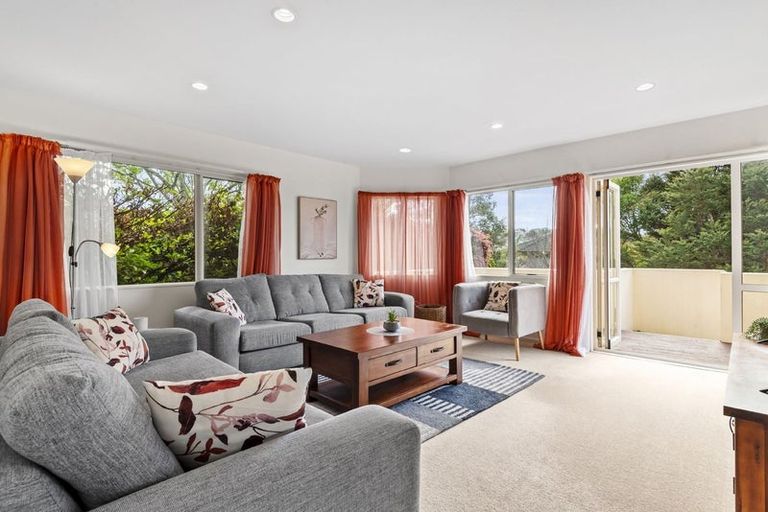 Photo of property in 8 Greenleaf Way, Northcross, Auckland, 0630