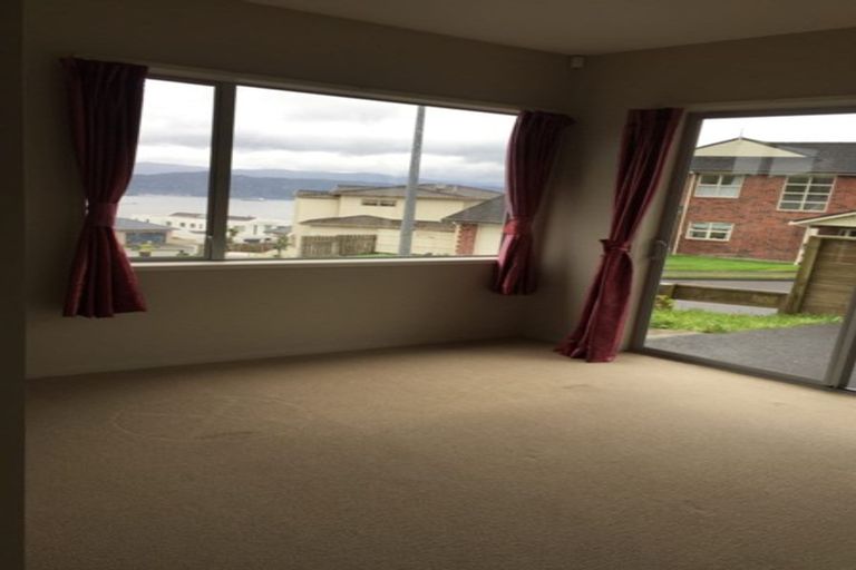 Photo of property in 23 Tamworth Crescent, Newlands, Wellington, 6037