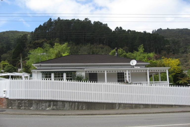 Photo of property in 82 Waikawa Road, Picton, 7220