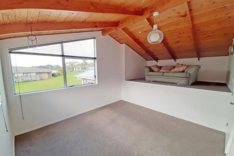 Photo of property in 14 La Roche Place, Northcote, Auckland, 0627