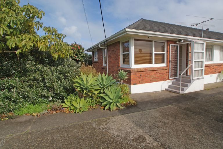 Photo of property in 1/2 Archibald Road, Kelston, Auckland, 0602