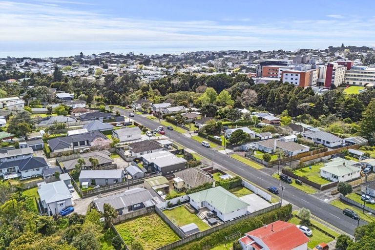 Photo of property in 130 Seaview Road, Westown, New Plymouth, 4310
