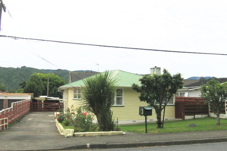 Photo of property in 5 Hillside Drive, Maoribank, Upper Hutt, 5018