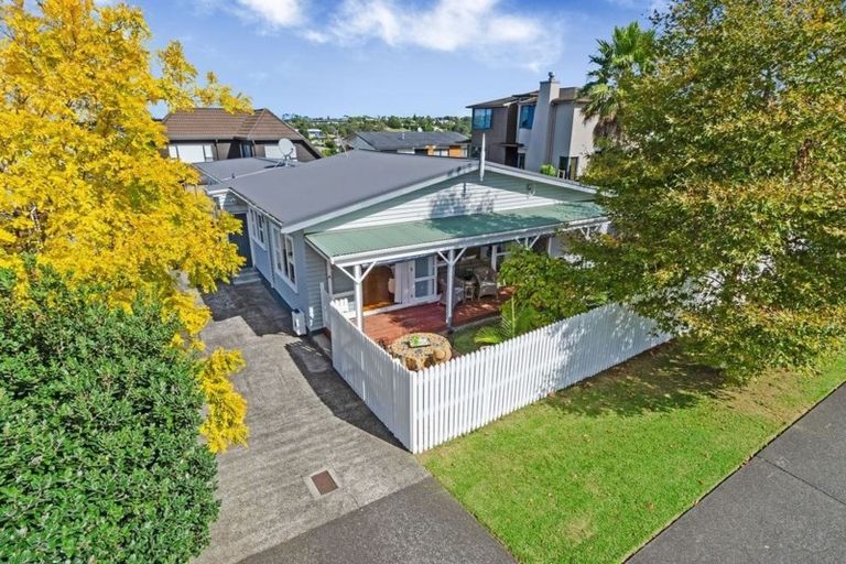 Photo of property in 1/10 Knights Road, Rothesay Bay, Auckland, 0630