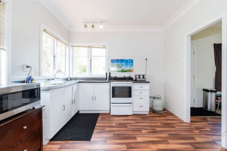 Photo of property in 15 Cleve Road, Green Bay, Auckland, 0604