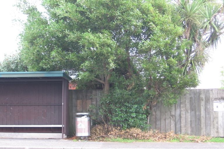 Photo of property in 2/116 Te Atatu Road, Te Atatu South, Auckland, 0610