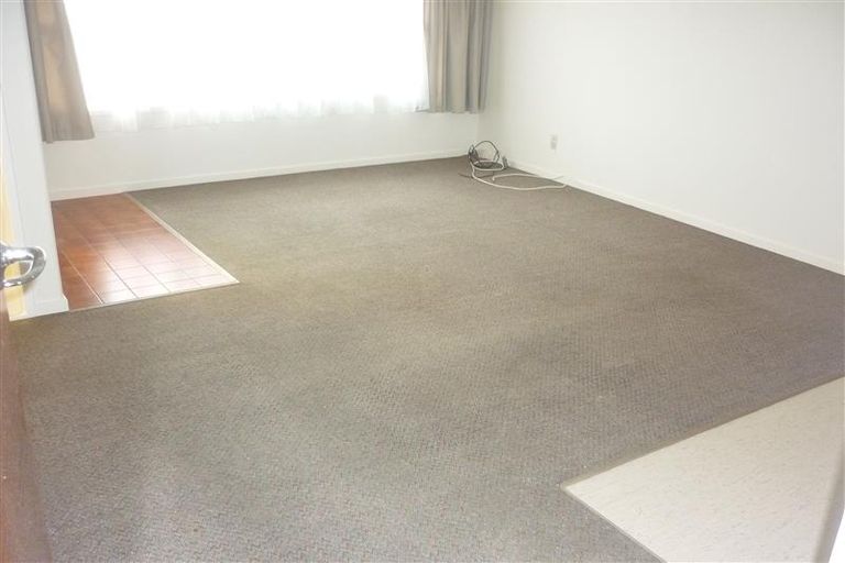 Photo of property in 3/2 Longbill Place, Glendene, Auckland, 0602