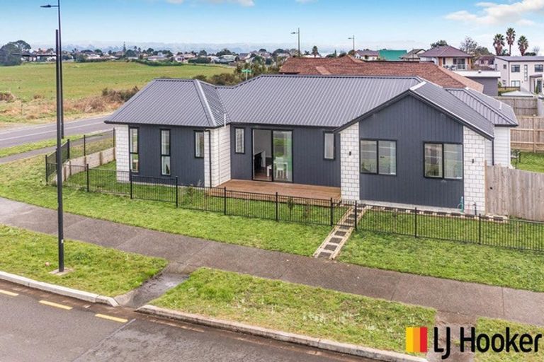 Photo of property in 2 Poutawa Lane, Clarks Beach, 2122