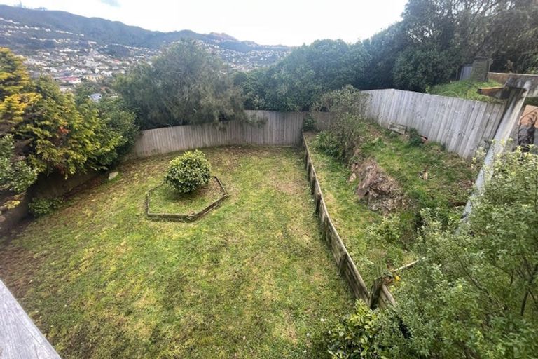 Photo of property in 16 Evesham Place, Newlands, Wellington, 6037