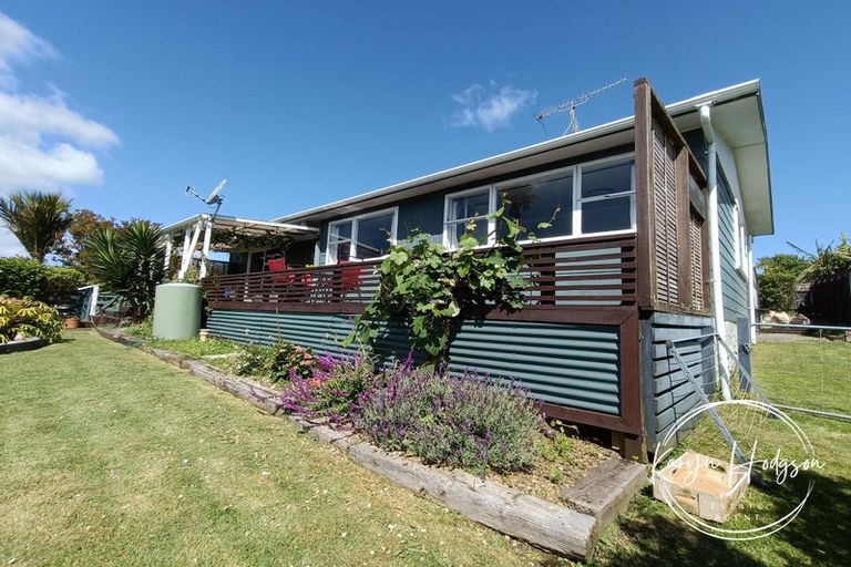 Photo of property in 9 Whaka Street, Maungaturoto, 0520