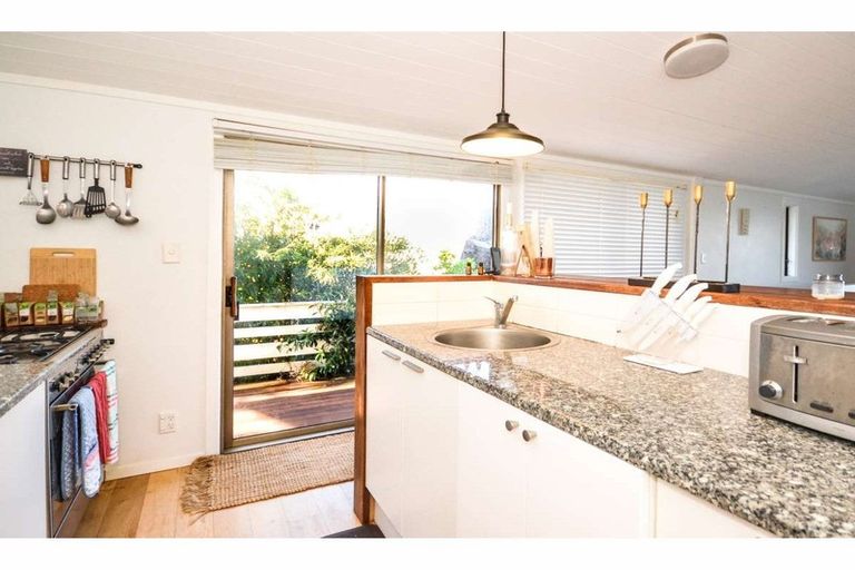 Photo of property in 84 Doves Bay Road, Kerikeri, 0294