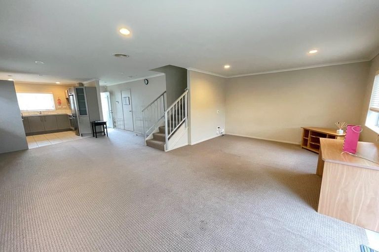 Photo of property in 2/19 Nimstedt Avenue, Oteha, Auckland, 0632