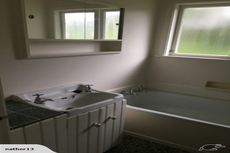 Photo of property in 18 Rauhuia Crescent, Parau, Auckland, 0604