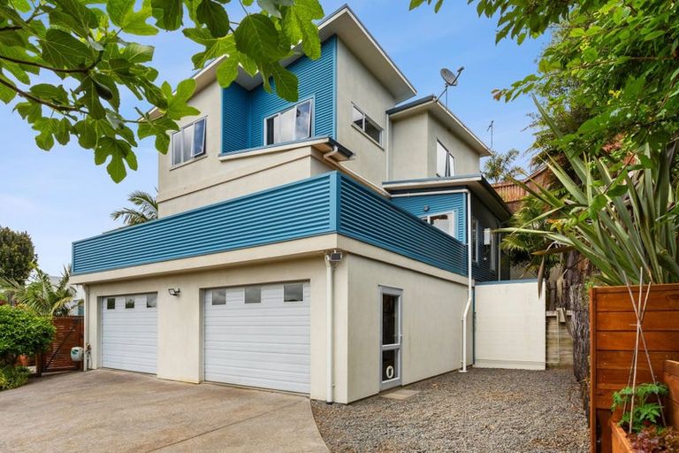 Photo of property in 10 Caledonia Place, Highlands Park, New Plymouth, 4312