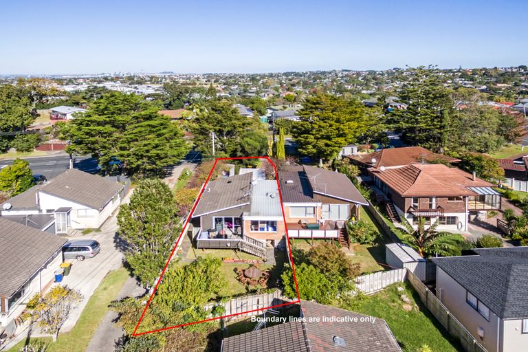 Photo of property in 2/309 Wairau Road, Totara Vale, Auckland, 0627